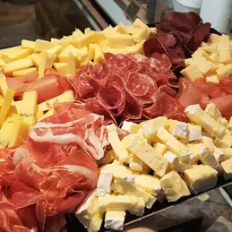 508-biocoop-douvaine-magasin-alimentation-bio-plateau-charcuterie-fromage.webp